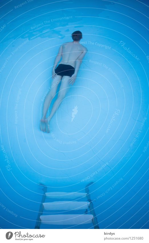 Ein junger Mann taucht am Grund eines Pools. Vogelperspektive Junger Mann Spa Schwimmbad Schwimmen & Baden Buchcover abtauchen maskulin Stil Jugendliche