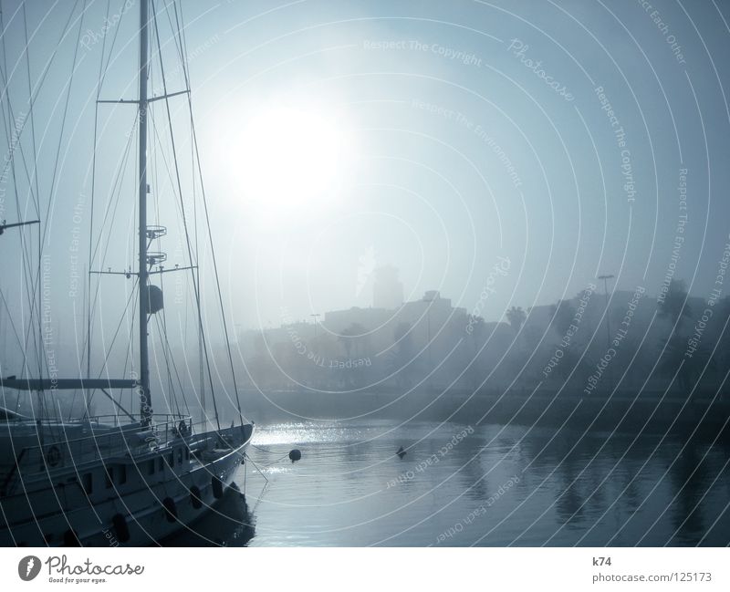 NEBEL IV Nebel Wassertropfen kondensieren Hafen Segelboot Wasserfahrzeug Meerwasser Wasserdampf Ferne Durchblick Schleier Nebelbank diffus Unschärfe unklar