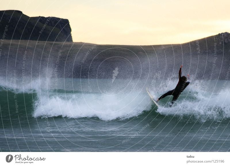 ...YEEEEAAAHHH...II Neuseeland Surfer Surfbrett springen Sommer Wassersport Sport p.b Damon early in the morning sunrise 5 o´clock exciting sea waves big waves
