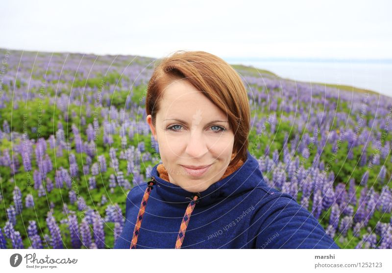 Ich & die Lupinen Freizeit & Hobby Mensch feminin Junge Frau Jugendliche Erwachsene Kopf 30-45 Jahre Natur Landschaft Pflanze Blume Gefühle Stimmung Island