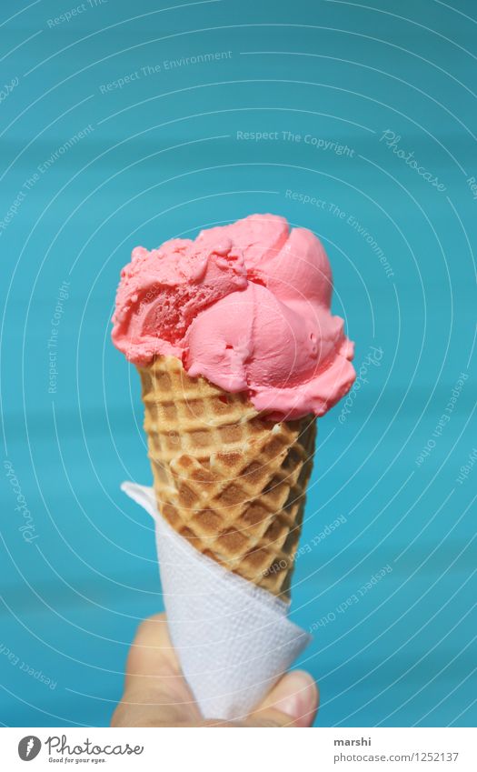 ICELAND-ICE Lebensmittel Dessert Speiseeis rosa Gefühle Stimmung Waffel Island lecker Erdbeereis Eis geschmackvoll Sommerurlaub sommerlich Kühlung Farbfoto