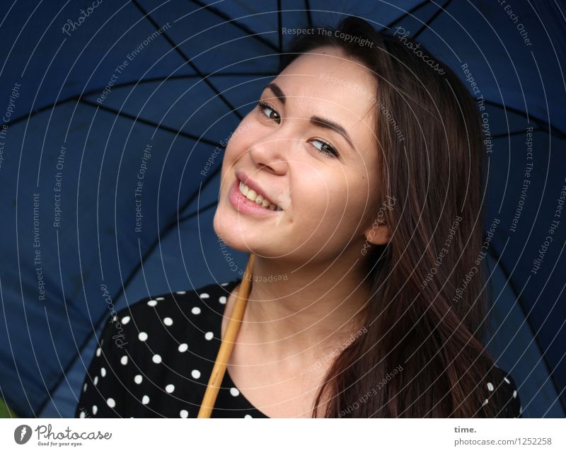 Yuliya feminin Frau Erwachsene 1 Mensch Kleid Regenschirm brünett langhaarig beobachten Erholung genießen Lächeln Blick listig schön Freude Fröhlichkeit