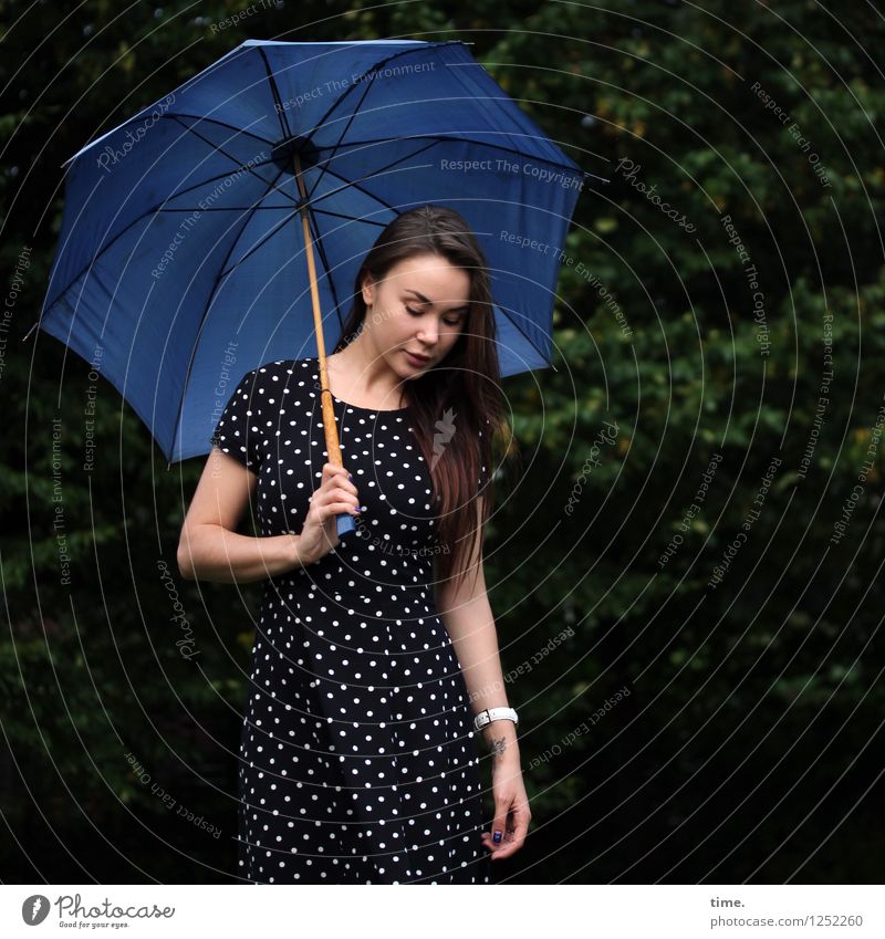 Yuliya feminin Junge Frau Jugendliche 1 Mensch Park Kleid Armbanduhr Regenschirm brünett langhaarig beobachten Blick stehen warten schön Wachsamkeit geduldig