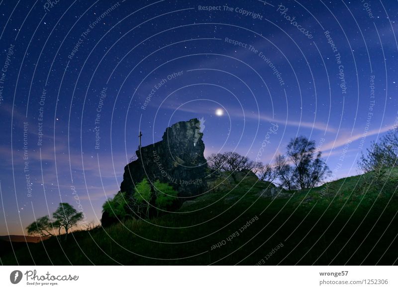 Nächtlicher Zauber Natur Landschaft Himmel Nachthimmel Stern Horizont Mond Schönes Wetter Felsen Kreuz Gipfelkreuz blau grün schwarz weiß Nachtaufnahme