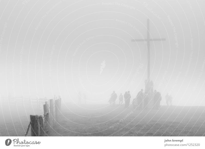 Gipfelsturm Menschengruppe Nebel Gipfelkreuz Kreuz dunkel grau Willensstärke Mitgefühl Gastfreundschaft Verantwortung Verlässlichkeit diszipliniert Ausdauer