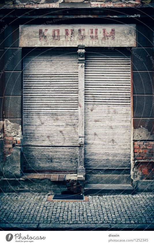Spreedorado | Konsum Menschenleer Haus Gebäude Ladengeschäft Fassade Fenster Schaufenster Rollladen Rollo Firmenschilder alt authentisch dreckig trashig trist