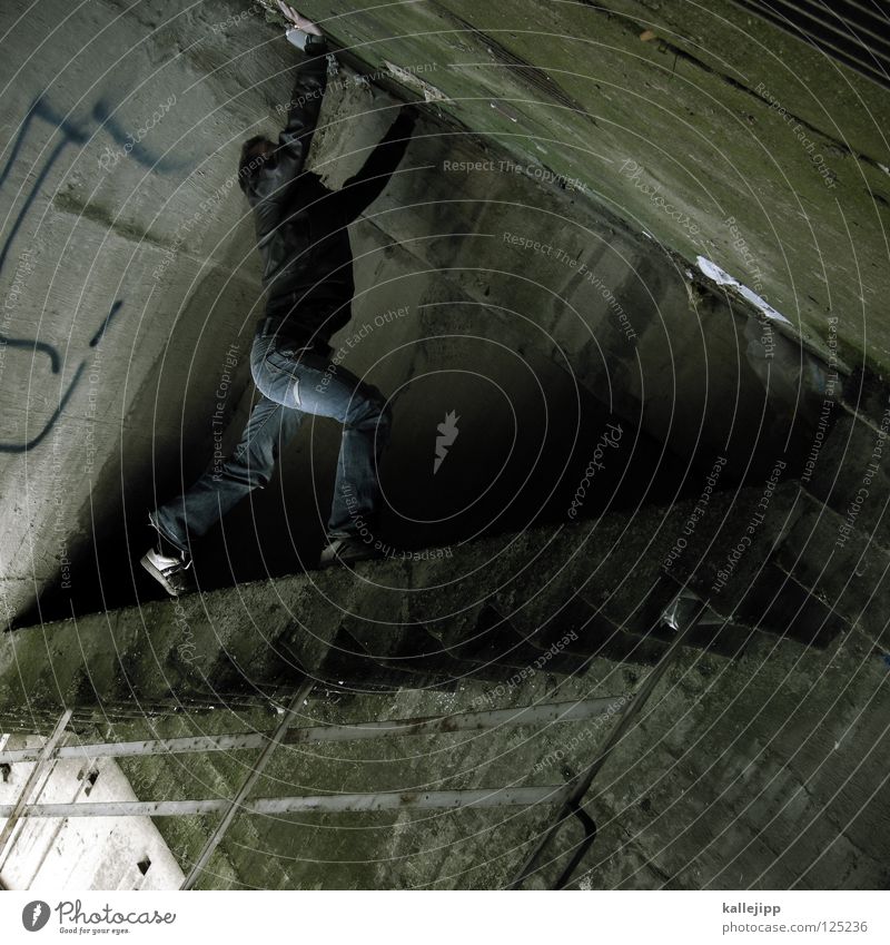 spielbein Mann Silhouette Dieb Krimineller Rampe Laderampe Fußgänger Schacht Tunnel Untergrund Ausbruch Flucht umfallen Fenster Parkhaus Geometrie Gegenlicht