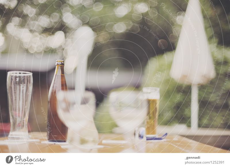 Biergarten Garten ruhig Getränk Glas Sonnenschirm Tisch gemütlich Außenaufnahme Vorfreude genießen Farbfoto Menschenleer Textfreiraum oben Tag Unschärfe