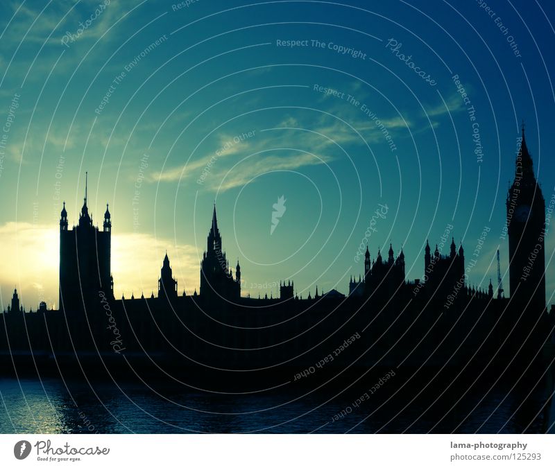 Schattenseite Big Ben Houses of Parliament London England Gegenlicht Silhouette Kunst Sightseeing Themse Reflexion & Spiegelung Wolken Schleier verdeckt