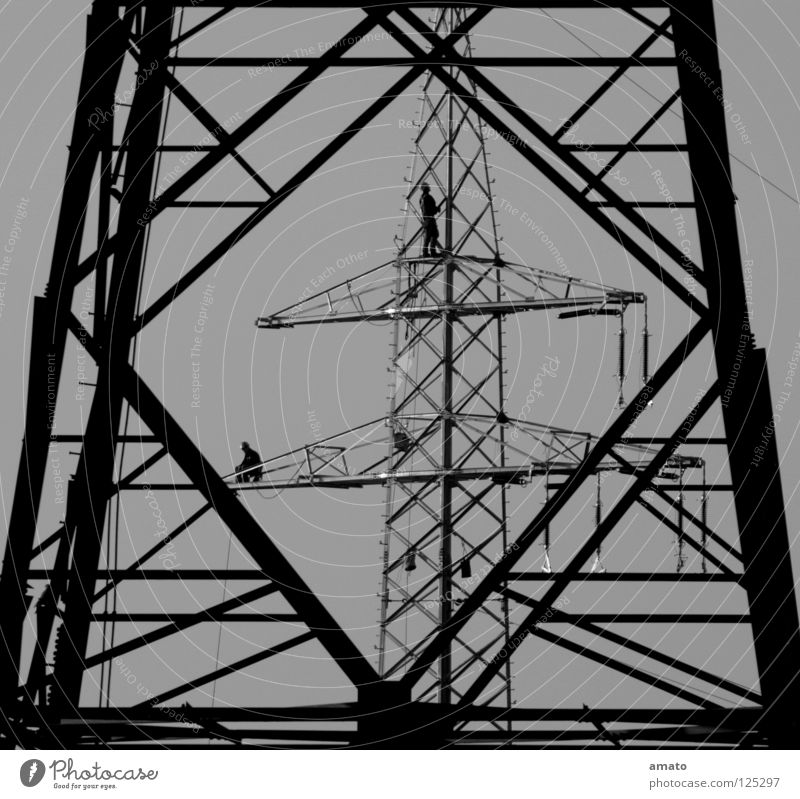 Stromer Elektrizität Strommast Arbeiter Draht Versorgung Reparatur gefährlich Teamwork Verlässlichkeit Durchblick Handwerk Niveau Seil Leiter Absicherung