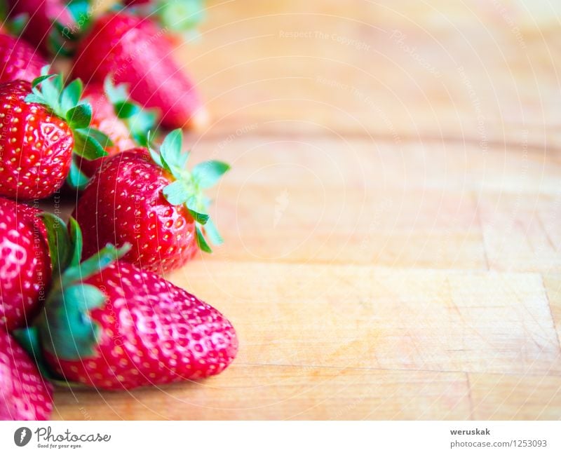 Erdbeeren auf einem hölzernen Brett mit leerem Raum Frucht Ernährung Sommer Dekoration & Verzierung frisch Gesundheit lecker natürlich saftig süß braun grün rot