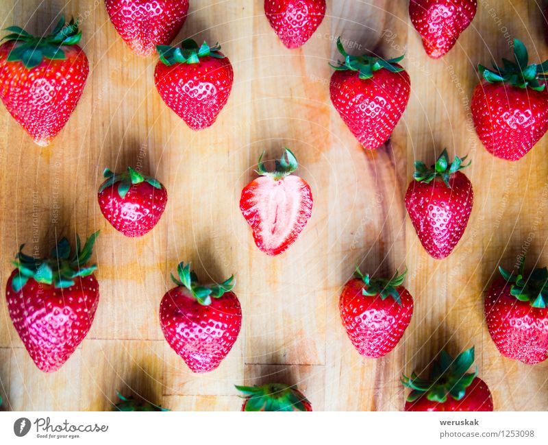 Eine geschnittene Erdbeere in einem srranged Muster von Erdbeeren an Frucht Ernährung Bioprodukte Design Gesunde Ernährung Sommer Dekoration & Verzierung