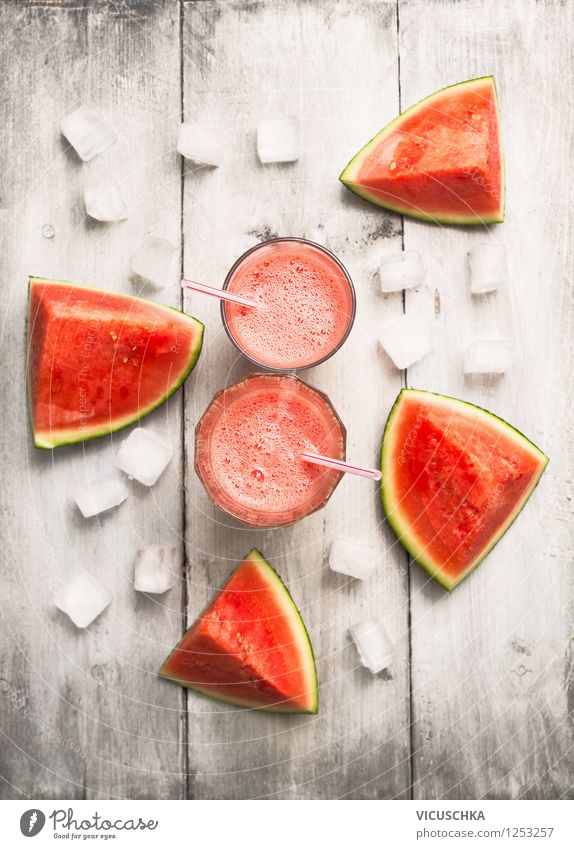 Gläser mit Wassermelone Saft und Eiswürfel Lebensmittel Frucht Ernährung Bioprodukte Vegetarische Ernährung Diät Getränk Glas Stil Design Gesunde Ernährung