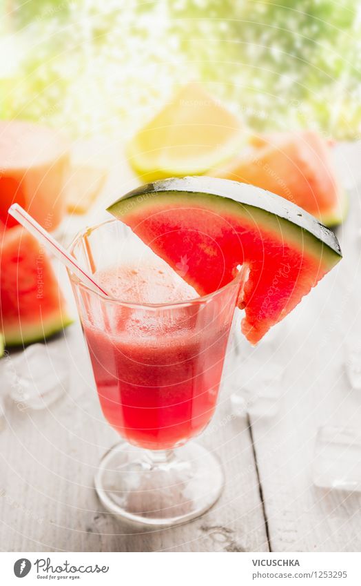 Wassermelonensaft auf dem Gartentisch Lebensmittel Frucht Frühstück Bioprodukte Vegetarische Ernährung Diät Getränk Saft Glas Sommer Natur Frühling