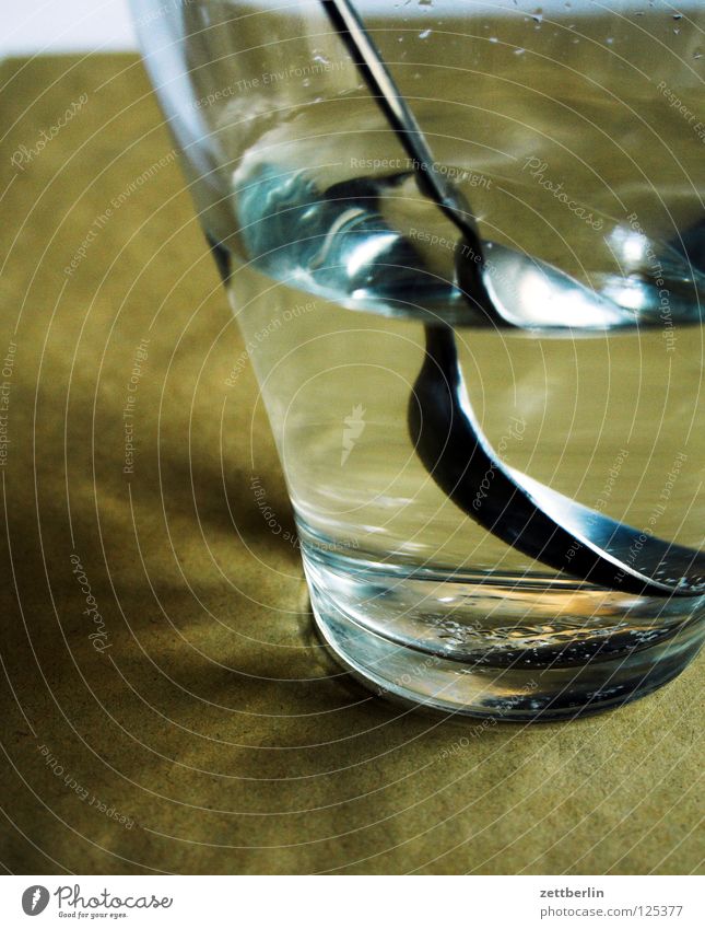 Kopfschmerzen Löffel Kaffeelöffel Gesundheitswesen Getränk frisch Wasser Bruch Lichtbrechung Physik Haushalt Küche Glas aspirin verarzten Durst Linse Schatten