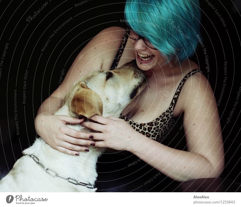 Mo mag Mädchen Spielen Wohnung Junge Frau Jugendliche 18-30 Jahre Erwachsene Leoprint Top Haare & Frisuren blond Punk türkis Hund Labrador Tier Lächeln lachen