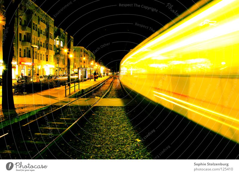 Urbane Bewegung Nacht Geschwindigkeit Licht Straßenbahn Langzeitbelichtung Berlin