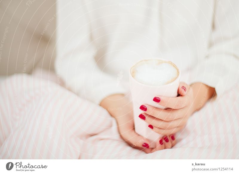 Sonntagmorgen Glück Wohlgefühl Wohnung Bett Schlafzimmer feminin Hand Finger Erholung trinken frisch rosa weiß Stimmung Zufriedenheit Freizeit & Hobby Kaffee
