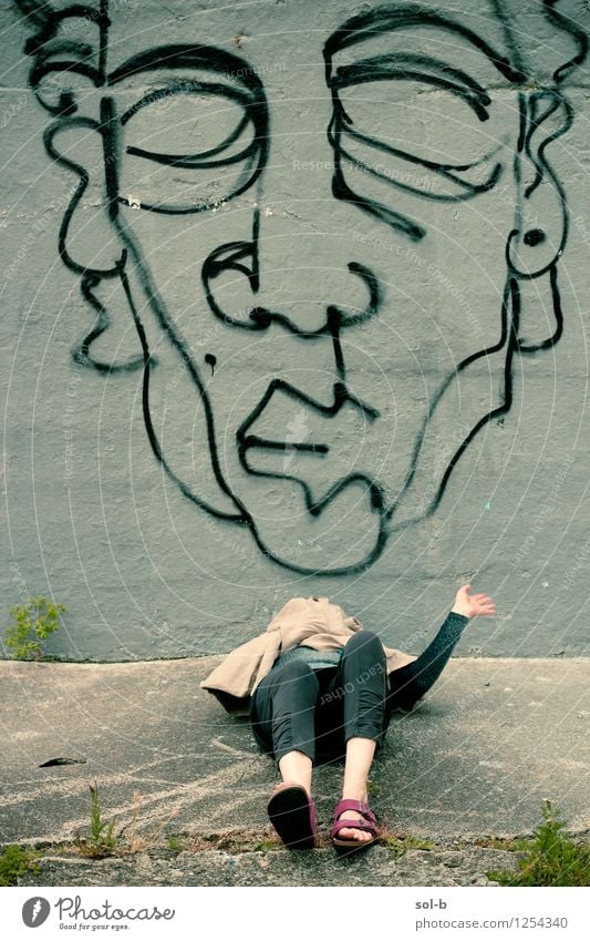 Yynsmthrs Erholung Sommer Mensch Junge Frau Jugendliche 1 Kunst Künstler Kunstwerk Jugendkultur Graffiti Mauer Wand Wege & Pfade Sandale genießen liegen Spielen