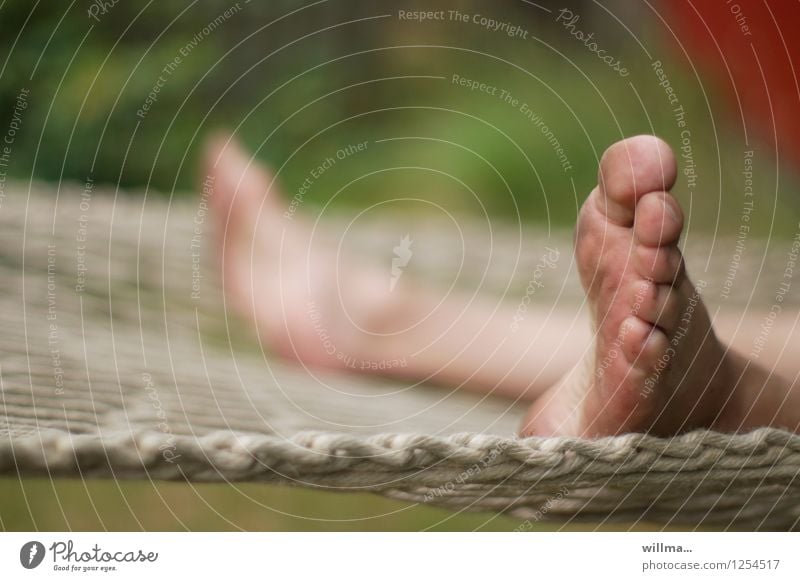Urlaub in der Hängematte. Mit schmutzigen Füßen. Erholung Entspannung Fuß Zehen schaukeln dreckig Freizeit & Hobby Gelassenheit Langeweile Pause ausruhend