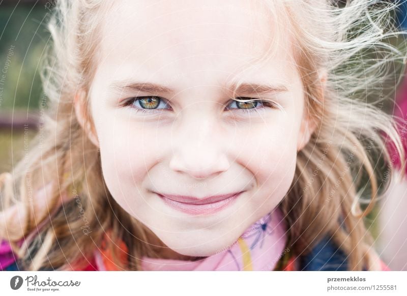 Porträt eines kleinen Mädchens, das in die Kamera schaut schön Kind 1 Mensch Lächeln niedlich heiter horizontal Farbfoto Außenaufnahme Nahaufnahme Kindheit