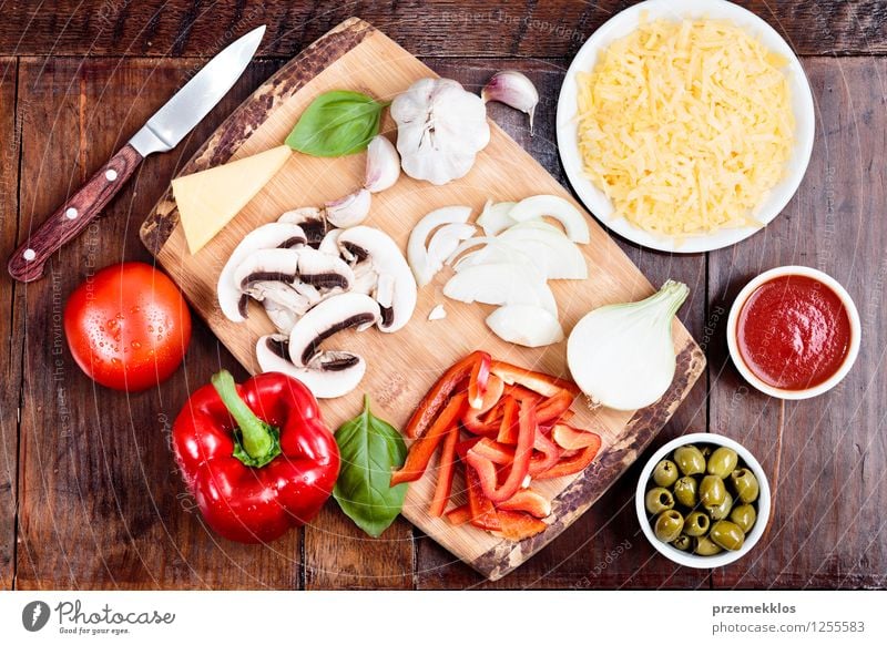 Frische Zutaten für hausgemachte Pizza Lebensmittel Käse Gemüse Abendessen Fastfood Schalen & Schüsseln Messer Tisch Blatt frisch Basilikum Holzplatte Küche