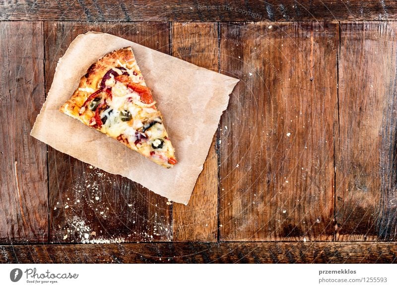 Scheibe Pizza auf Blatt Papier Lebensmittel Gemüse Abendessen Fastfood Tisch frisch Textfreiraum Küche heimwärts gebastelt horizontal Mahlzeit Spielfigur