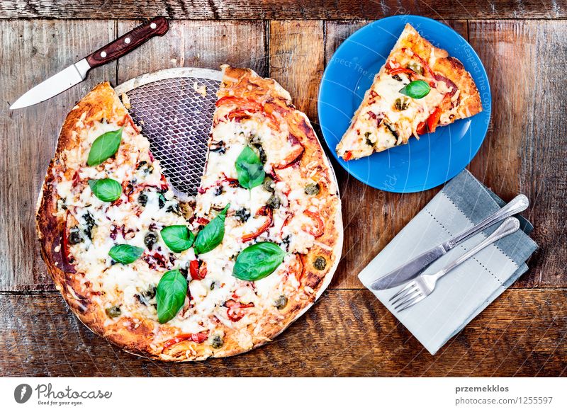 Frische hausgemachte Pizza auf Holztisch Lebensmittel Gemüse Mittagessen Abendessen Fastfood Italienische Küche Teller Messer Gabel Tisch frisch heimwärts