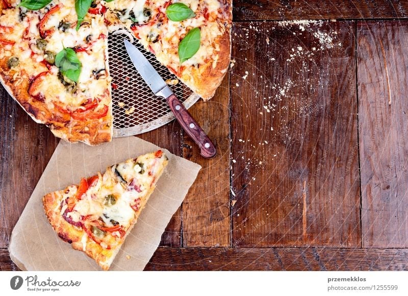 Frische hausgemachte Pizza Lebensmittel Gemüse Abendessen Fastfood Tisch Papier frisch Textfreiraum Küche heimwärts gebastelt horizontal Mahlzeit Pasteten
