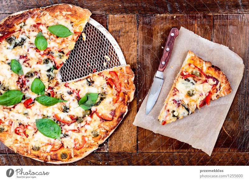 Frische hausgemachte Pizza Lebensmittel Gemüse Abendessen Fastfood Italienische Küche Messer Tisch Papier frisch heimwärts gebastelt horizontal Mahlzeit