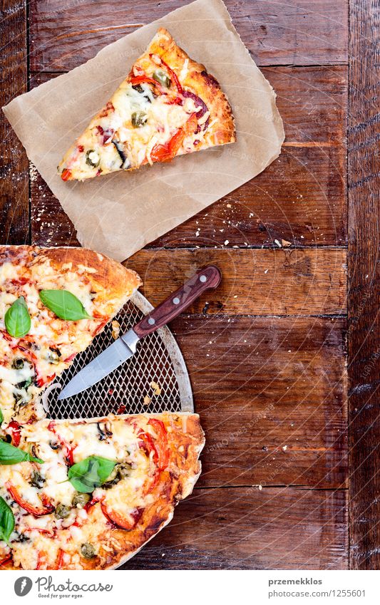 Frische hausgemachte Pizza Lebensmittel Gemüse Abendessen Fastfood Italienische Küche Messer Tisch Papier frisch heimwärts Mahlzeit Pasteten Spielfigur beliebt