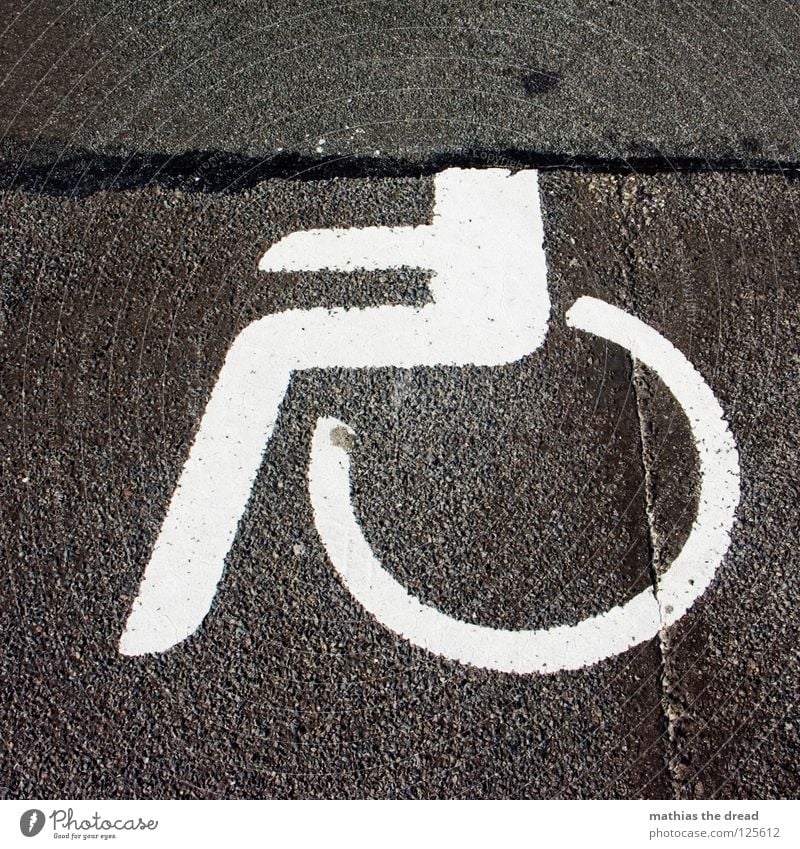 KOPFLOS Asphalt Beton hart kalt schwarz Teer Streifen weiß Bodenmarkierung Rollstuhl Behinderte kopflos unvollendet Verkehrswege Gesundheit Hinweisschild Straße