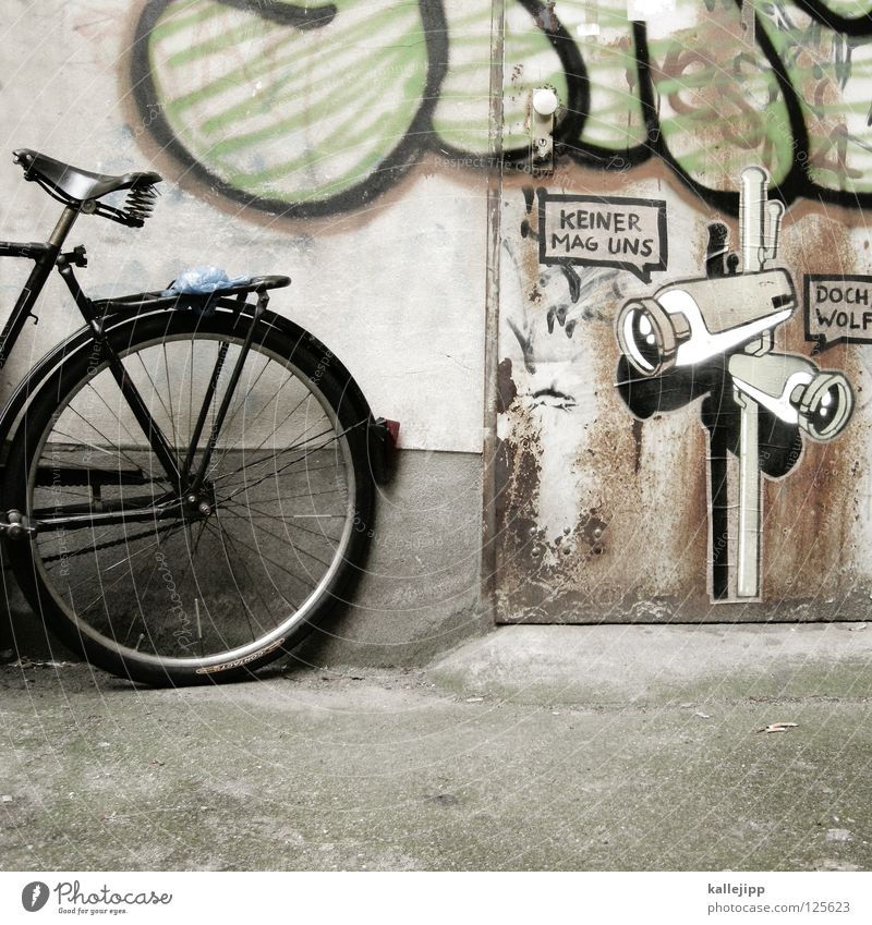 ich mag dich Fahrrad Oldtimer Rad Hinterhof Gitter Einfahrt Abstellplatz Billig ökologisch Klimaschutz Gummi Silhouette Ständer Mauer Rücklicht Video
