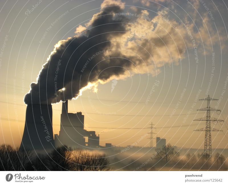Früh morgens II Wolken Nebel Elektrizität Gegenlicht Morgen ruhig Strommast Himmel Stromkraftwerke Sonne Energiewirtschaft Rauch Industriefotografie