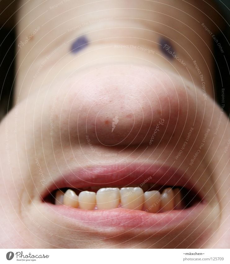 kopfüber Smiley entgegengesetzt auf dem Kopf 180 Drehung Leberfleck grinsen Wange Kinn Freude Makroaufnahme Nahaufnahme Gesicht Auge face Nase nose Mund mouth
