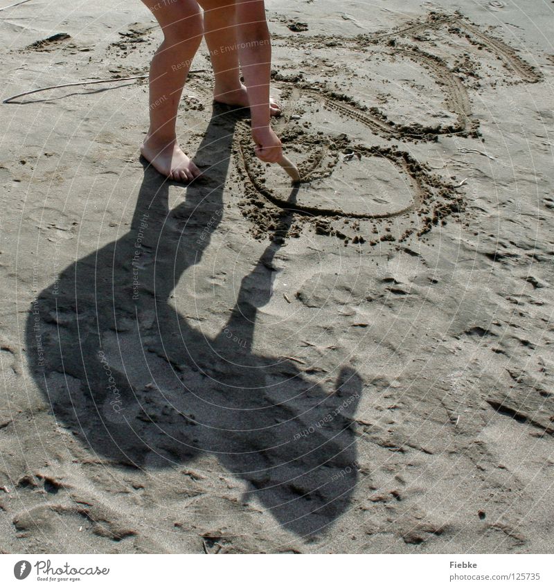 Schattenmaler Kind schreiben zeichnen malen Spielen Junge Mensch Sand Strand Stock Holz klein Fußspur Gemälde dunkel Sommer Ferien & Urlaub & Reisen Meer hell