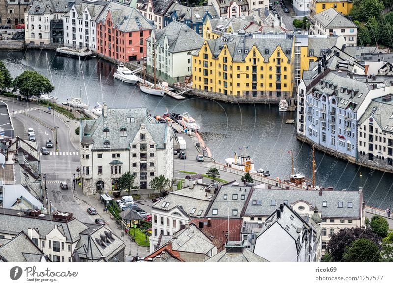 Blick auf Ålesund Ferien & Urlaub & Reisen Haus Fjord Stadt Stadtzentrum Hafen Gebäude Architektur Tourismus Norwegen Møre og Romsdal Ausblick Reiseziel
