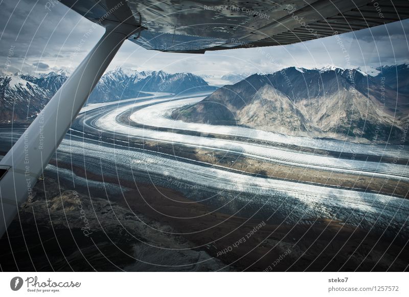 Gletscher Highway Berge u. Gebirge im Flugzeug fliegen ästhetisch kalt Bewegung Symmetrie Ferne Yukon Kluane Nationalpark Eis Eiszeit Tragflächenspitze groß