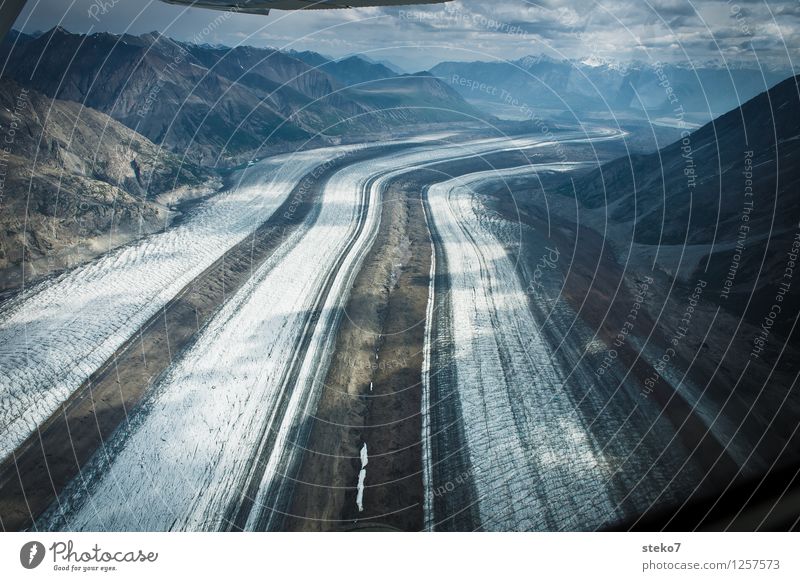 Gletscher Highway II Berge u. Gebirge fliegen groß Unendlichkeit kalt Bewegung Einsamkeit einzigartig Symmetrie Wege & Pfade Ferne Yukon Kluane Nationalpark Eis
