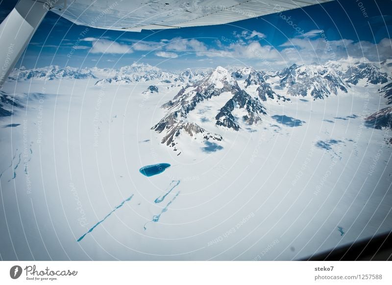 Gletscher-Land X Berge u. Gebirge Schneebedeckte Gipfel See fliegen gigantisch kalt blau weiß Einsamkeit einzigartig Ferne Alaska Gletschersee Tragflächenspitze