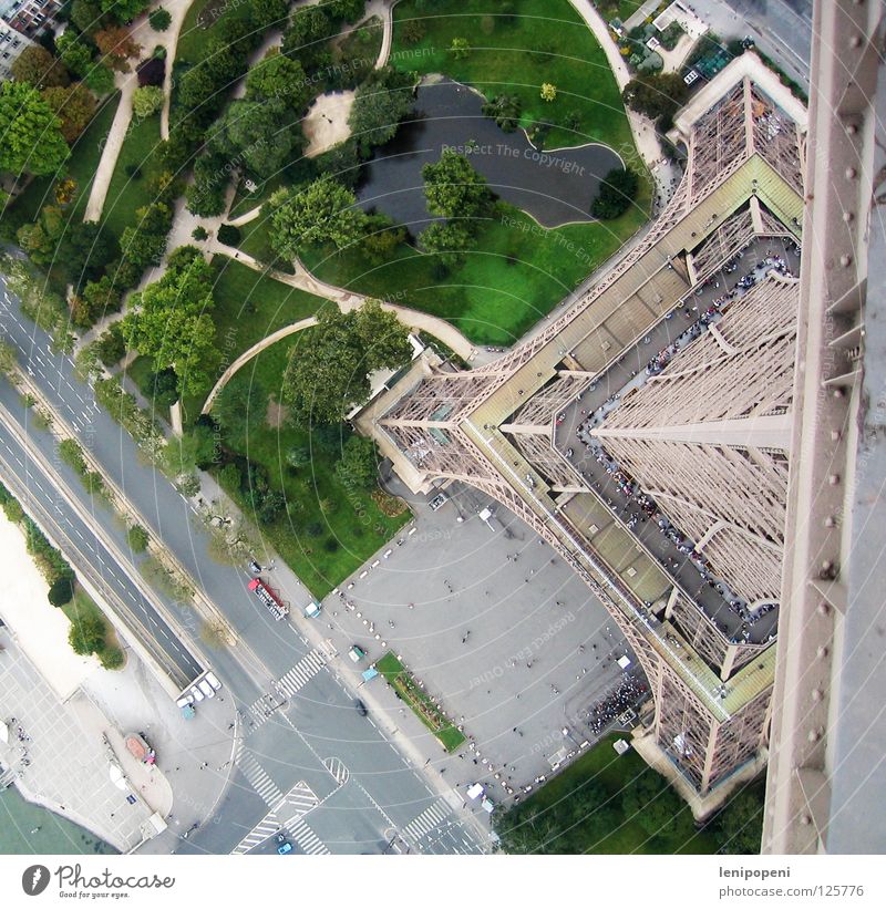 Auf kleinem Fuß Tour d'Eiffel Paris Frankreich Stahl Eisen Wahrzeichen Bekanntheit Vogelperspektive gefährlich tief Reaktionen u. Effekte unten Park Träger Wind