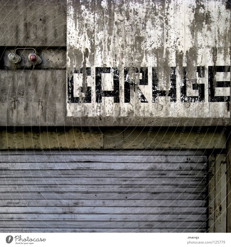 GARAGE Garage Einfahrt parken Parkplatz Tiefgarage Straßenverkehrsordnung grau verfallen dreckig Fassade Wand Lampe Typographie Schriftzeichen Wort Buchstaben