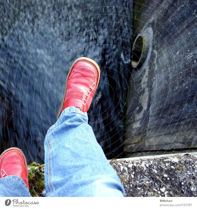 Spring´ doch! Am Rand Mauer Schuhe Überschreitung rot Brücke Trauer Verzweiflung Wasser Fluss Stein Felsen Jeanshose übergetreten rote Schuhe Angsthase