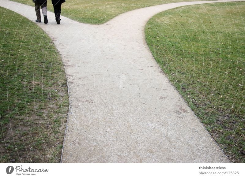 Üpsylon | Weggabelung im Park mit Pärchen, Gera Lateinisches Alphabet Abzweigung Entscheidung unentschlossen Zweifel verbinden Zusammensein gehen Spaziergang
