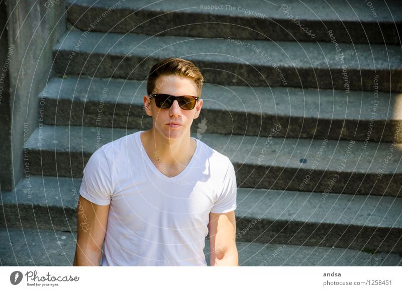 . Mensch maskulin Junger Mann Jugendliche 1 18-30 Jahre Erwachsene Porto Portugal Treppe Bekleidung T-Shirt Brille Sonnenbrille Haare & Frisuren brünett