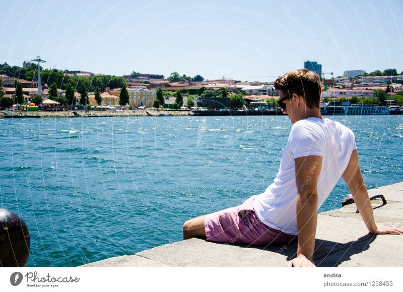 Porto III Mensch maskulin Junger Mann Jugendliche 1 18-30 Jahre Erwachsene Landschaft Wolkenloser Himmel Baum Fluss Portugal Stadt Haus T-Shirt Hose