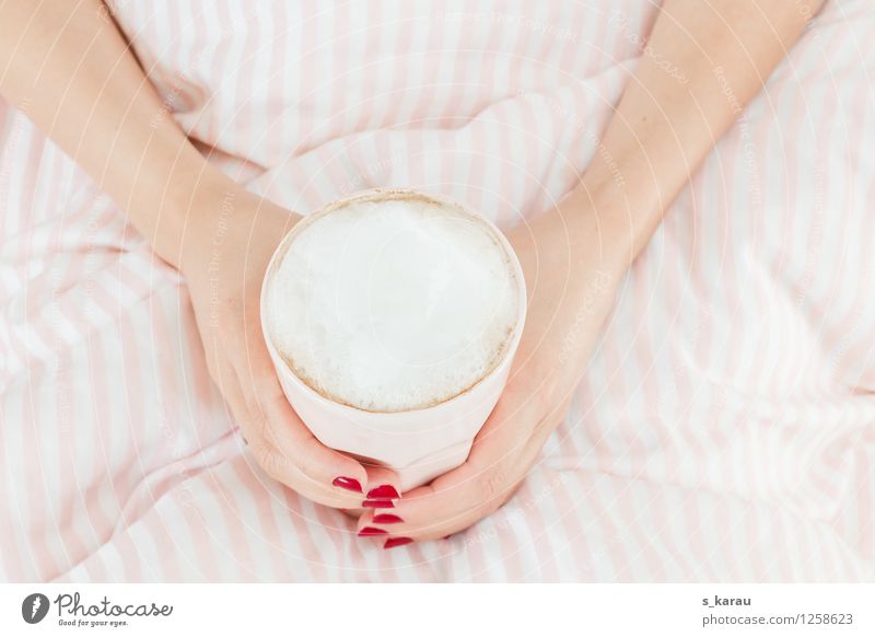 Frühstück im Bett Latte Macchiato feminin Arme Hand Finger Becher Bettwäsche Bettdecke Streifen Erholung genießen trinken Fröhlichkeit weich rosa Stimmung