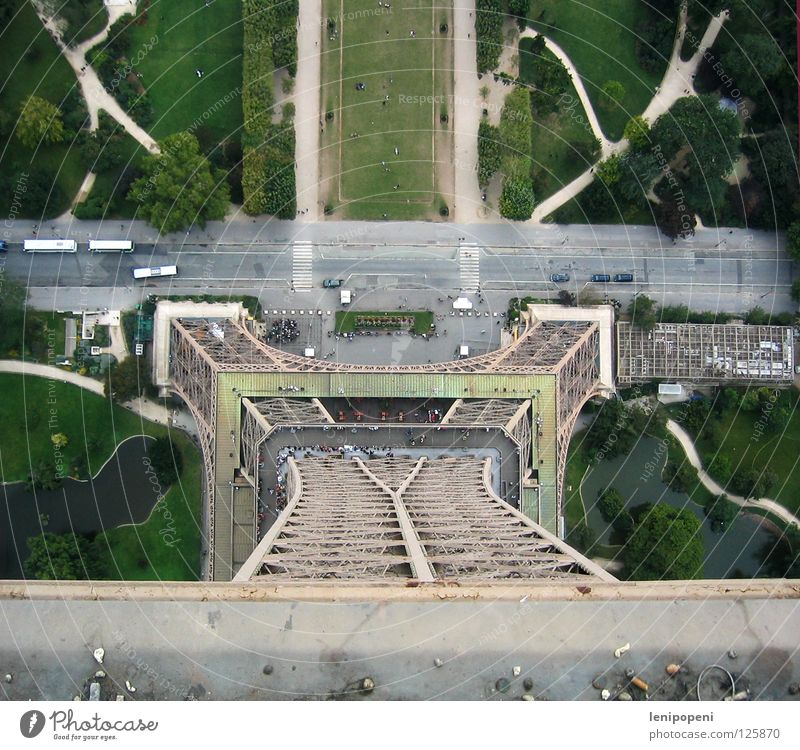 X-Beinchen Tour d'Eiffel Paris Frankreich Stahl Eisen Wahrzeichen Bekanntheit Vogelperspektive gefährlich tief klein Reaktionen u. Effekte unten Park Träger