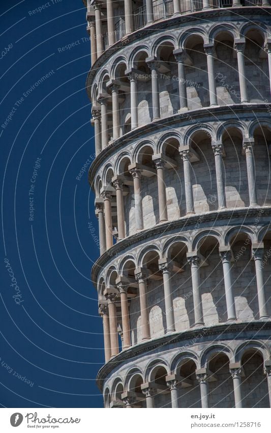 gerade ungerade... Ferien & Urlaub & Reisen Tourismus Ausflug Sightseeing Städtereise Pisa Toskana Italien Turm Bauwerk Gebäude Glockenturm Fassade Säule
