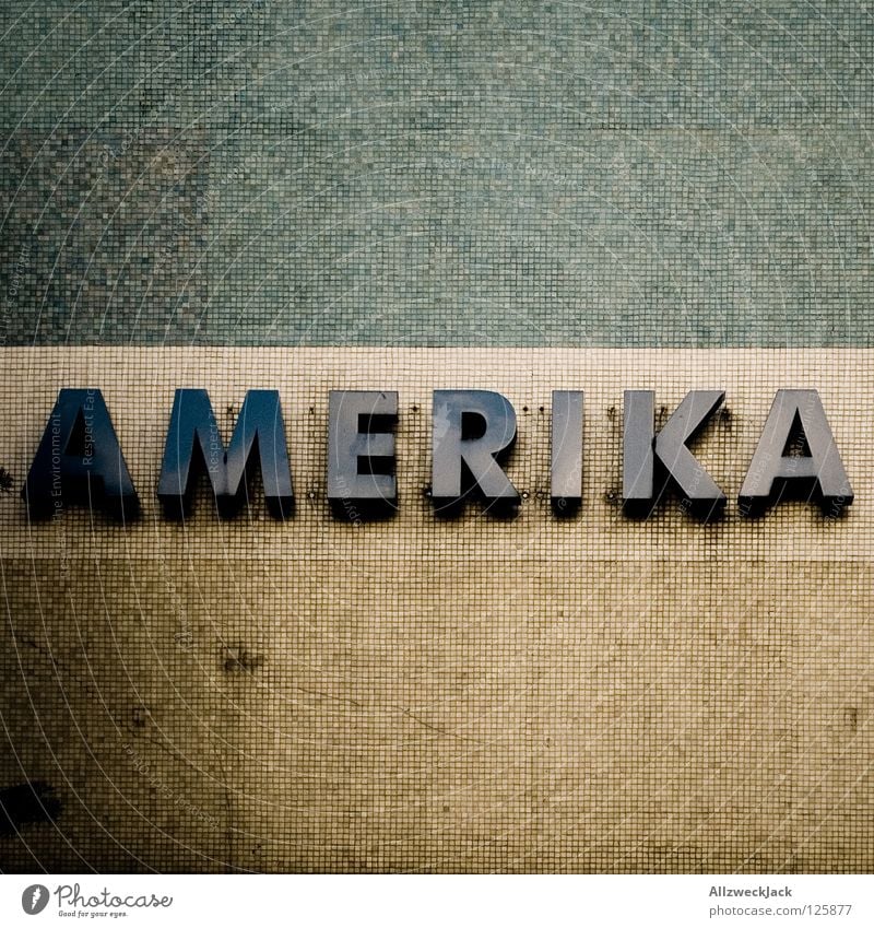 i like to be in... Amerika USA Kontinente Mosaik Wand Buchstaben dreckig Typographie Detailaufnahme Schriftzeichen america inkontinent doppelkontinent mosaic